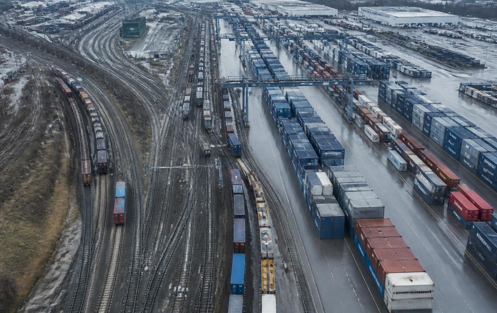 Vue aérienne d'une cour intermodale où des conteneurs côtoient plusieurs voies ferrées
